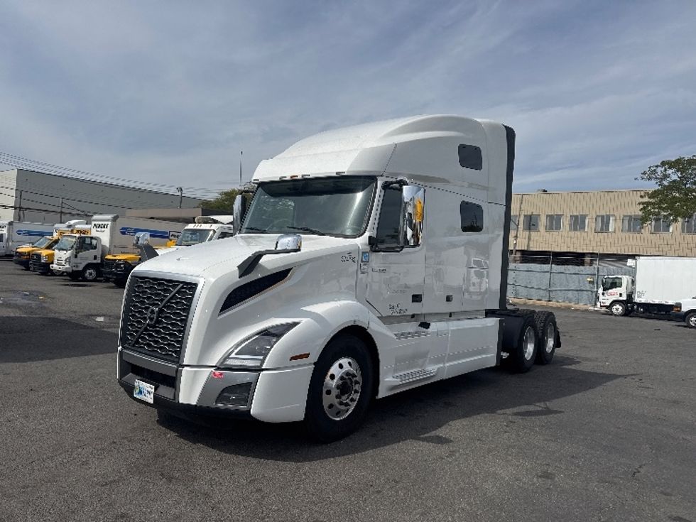 Sleeper Tractor-Heavy Duty Tractors-Volvo-2021-VNL64760-Jamaica-NY-383,469\n\t\tmiles-$ 78,750 - Image 3