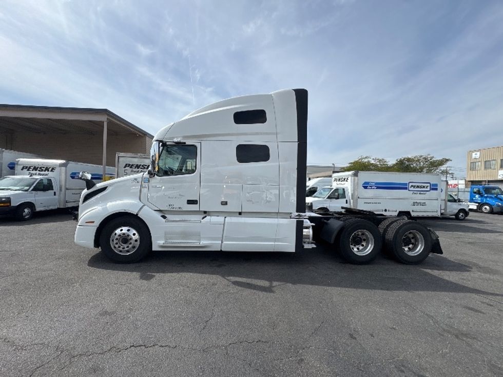 Sleeper Tractor-Heavy Duty Tractors-Volvo-2021-VNL64760-Jamaica-NY-383,469\n\t\tmiles-$ 78,750 - Image 4