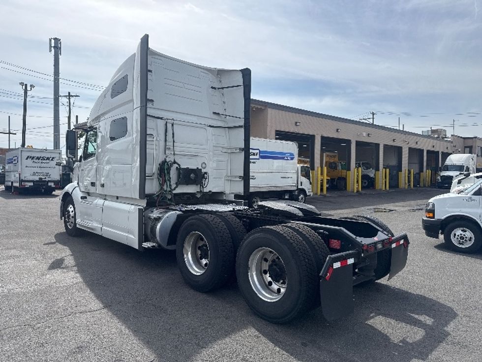 Sleeper Tractor-Heavy Duty Tractors-Volvo-2021-VNL64760-Jamaica-NY-383,469\n\t\tmiles-$ 78,750 - Image 5