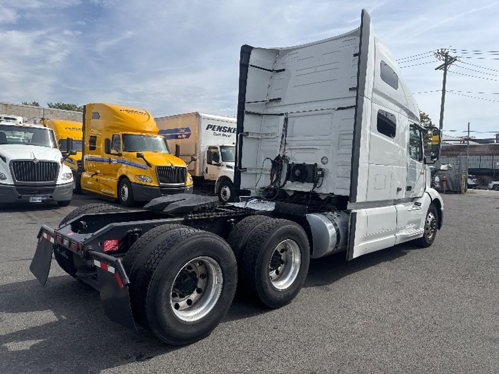 Sleeper Tractor-Heavy Duty Tractors-Volvo-2021-VNL64760-Jamaica-NY-383,469\n\t\tmiles-$ 78,750 - Image 7