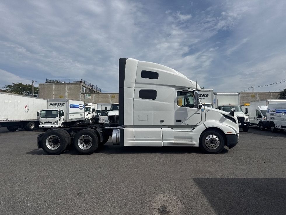 Sleeper Tractor-Heavy Duty Tractors-Volvo-2021-VNL64760-Jamaica-NY-383,469\n\t\tmiles-$ 78,750 - Image 8