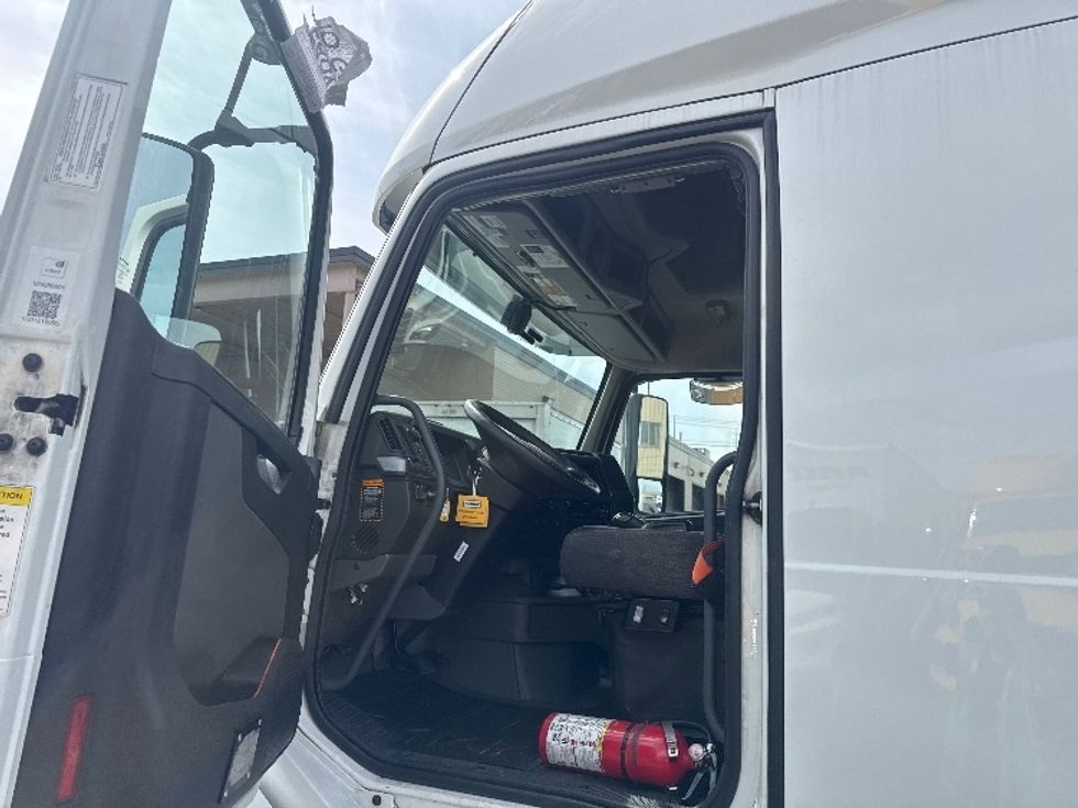 Sleeper Tractor-Heavy Duty Tractors-Volvo-2021-VNL64760-Jamaica-NY-383,469\n\t\tmiles-$ 78,750 - Image 9