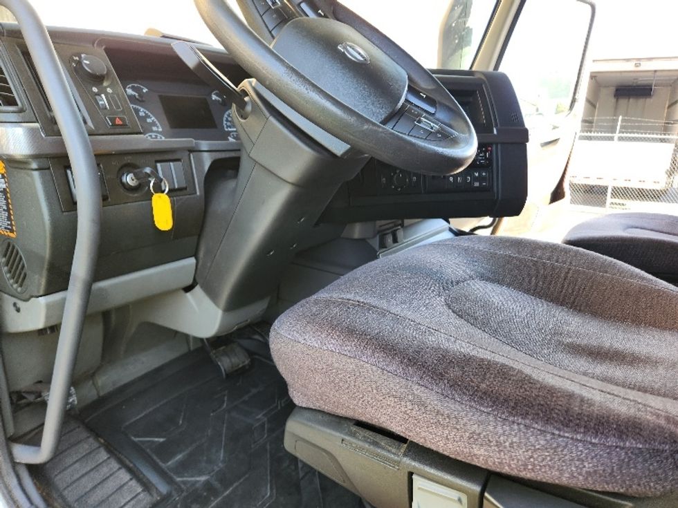 Sleeper Tractor-Heavy Duty Tractors-Volvo-2021-VNL64760-Kent-WA-574,823\n\t\tmiles-$ 63,750 - Image 10