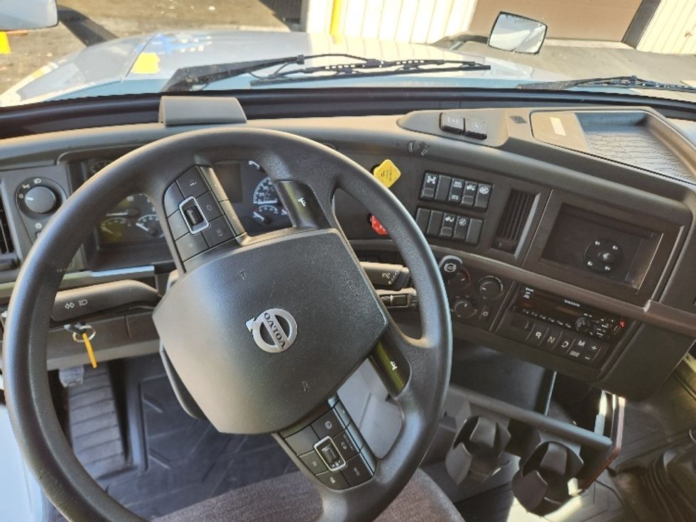 Sleeper Tractor-Heavy Duty Tractors-Volvo-2021-VNL64760-Kent-WA-574,823\n\t\tmiles-$ 63,750 - Image 11