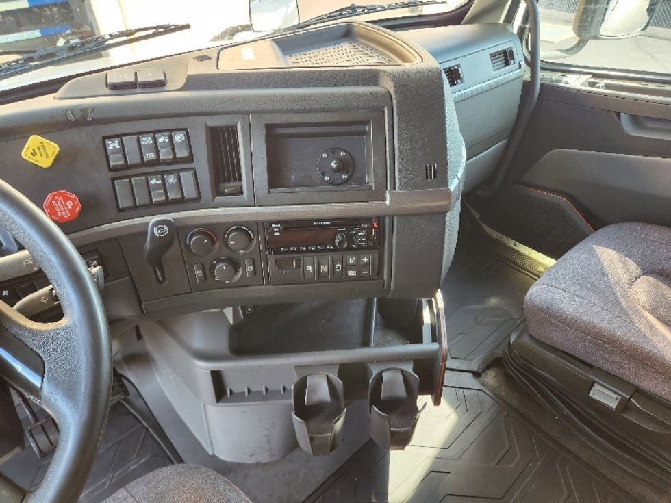 Sleeper Tractor-Heavy Duty Tractors-Volvo-2021-VNL64760-Kent-WA-574,823\n\t\tmiles-$ 63,750 - Image 12