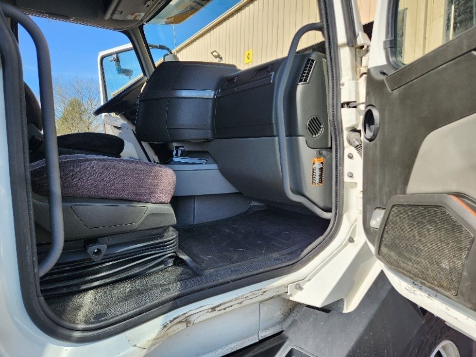 Sleeper Tractor-Heavy Duty Tractors-Volvo-2021-VNL64760-Kent-WA-574,823\n\t\tmiles-$ 63,750 - Image 13