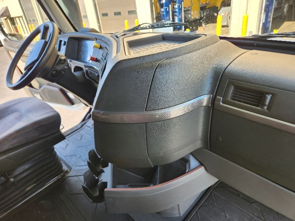 Sleeper Tractor-Heavy Duty Tractors-Volvo-2021-VNL64760-Kent-WA-574,823\n\t\tmiles-$ 63,750 - Image 15