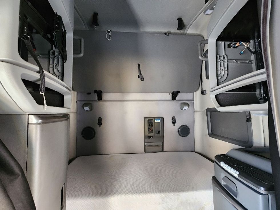 Sleeper Tractor-Heavy Duty Tractors-Volvo-2021-VNL64760-Kent-WA-574,823\n\t\tmiles-$ 63,750 - Image 16