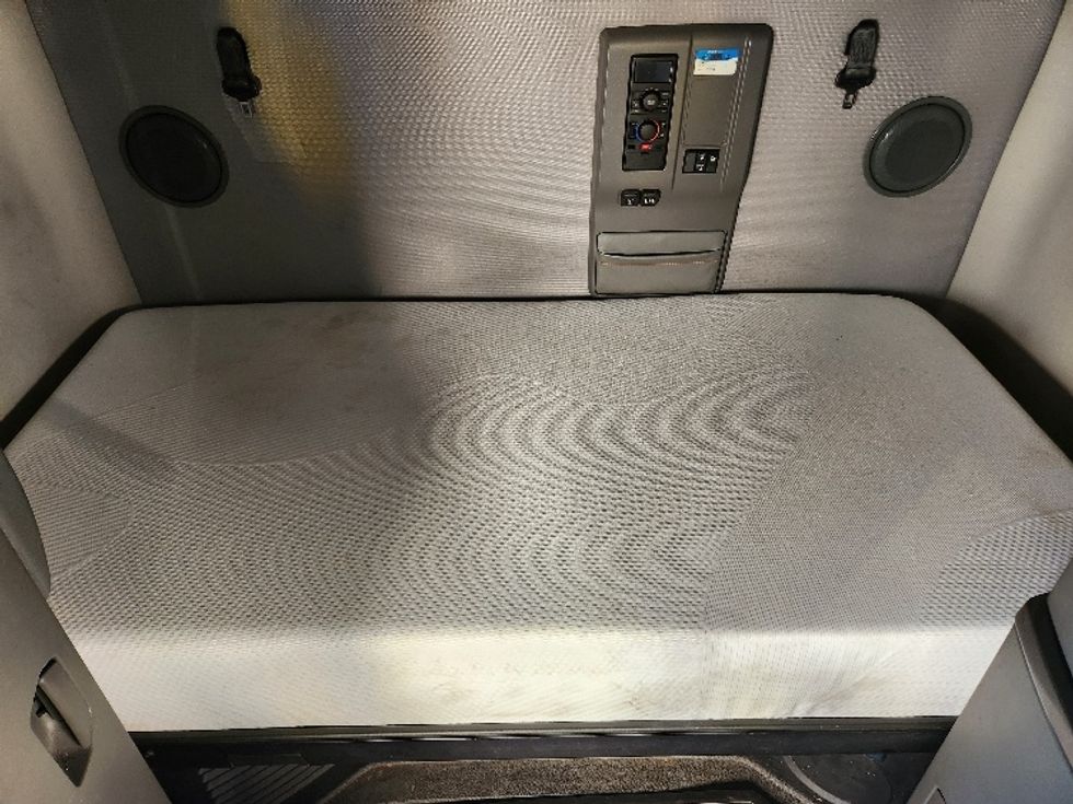 Sleeper Tractor-Heavy Duty Tractors-Volvo-2021-VNL64760-Kent-WA-574,823\n\t\tmiles-$ 63,750 - Image 17