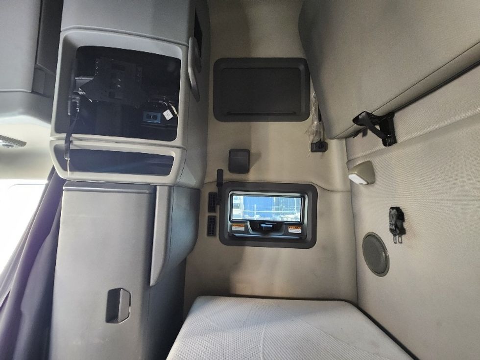 Sleeper Tractor-Heavy Duty Tractors-Volvo-2021-VNL64760-Kent-WA-574,823\n\t\tmiles-$ 63,750 - Image 18