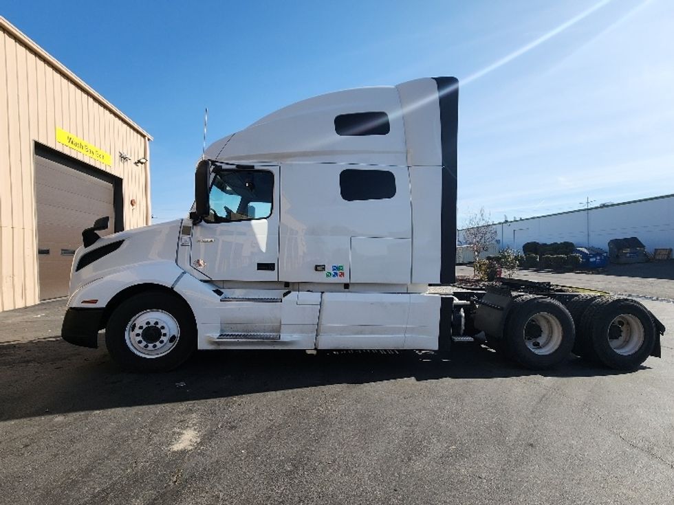 Sleeper Tractor-Heavy Duty Tractors-Volvo-2021-VNL64760-Kent-WA-574,823\n\t\tmiles-$ 63,750 - Image 4