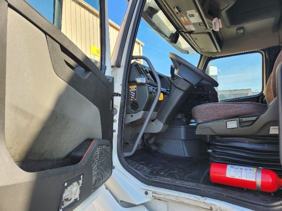 Sleeper Tractor-Heavy Duty Tractors-Volvo-2021-VNL64760-Kent-WA-574,823\n\t\tmiles-$ 63,750 - Image 9