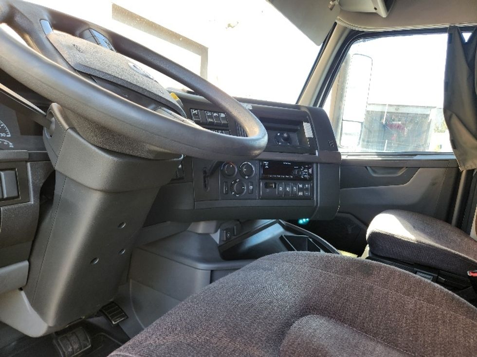 Sleeper Tractor-Heavy Duty Tractors-Volvo-2021-VNL64760-Kent-WA-594,718\n\t\tmiles-$ 55,750 - Image 10