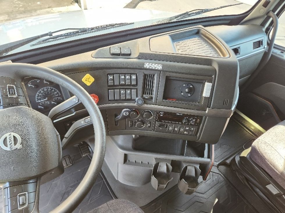 Sleeper Tractor-Heavy Duty Tractors-Volvo-2021-VNL64760-Kent-WA-594,718\n\t\tmiles-$ 55,750 - Image 12