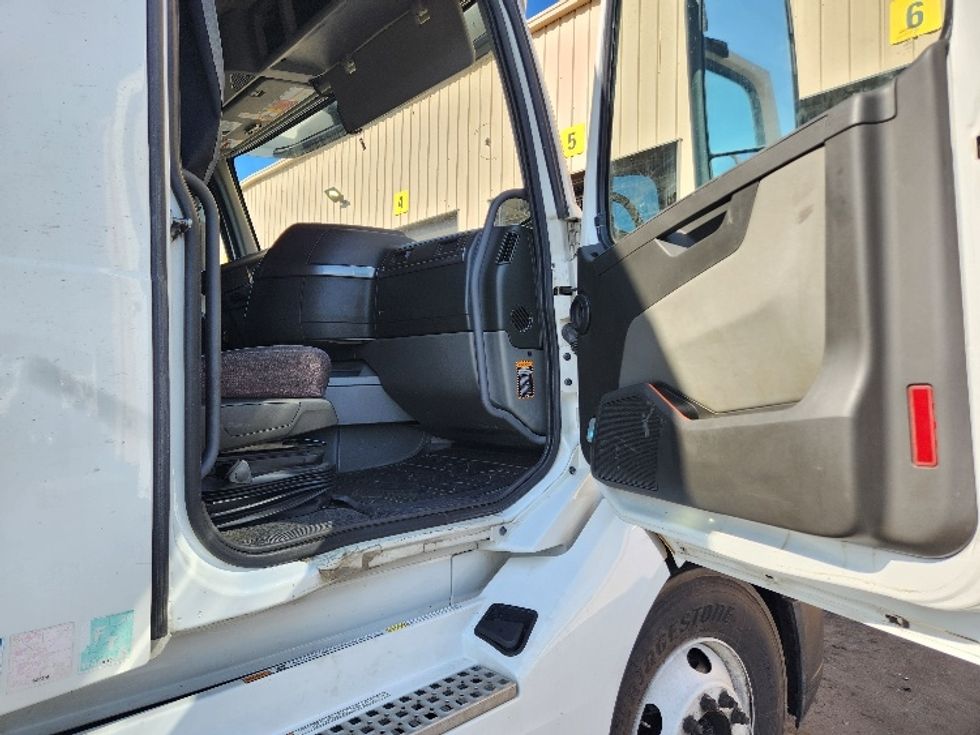 Sleeper Tractor-Heavy Duty Tractors-Volvo-2021-VNL64760-Kent-WA-594,718\n\t\tmiles-$ 55,750 - Image 13