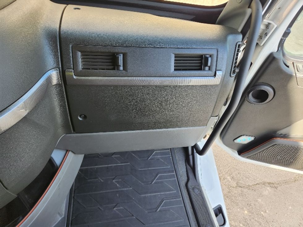 Sleeper Tractor-Heavy Duty Tractors-Volvo-2021-VNL64760-Kent-WA-594,718\n\t\tmiles-$ 55,750 - Image 14