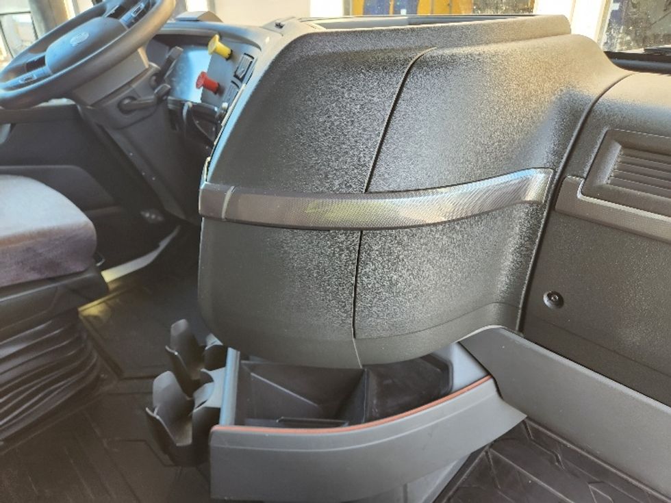 Sleeper Tractor-Heavy Duty Tractors-Volvo-2021-VNL64760-Kent-WA-594,718\n\t\tmiles-$ 55,750 - Image 15