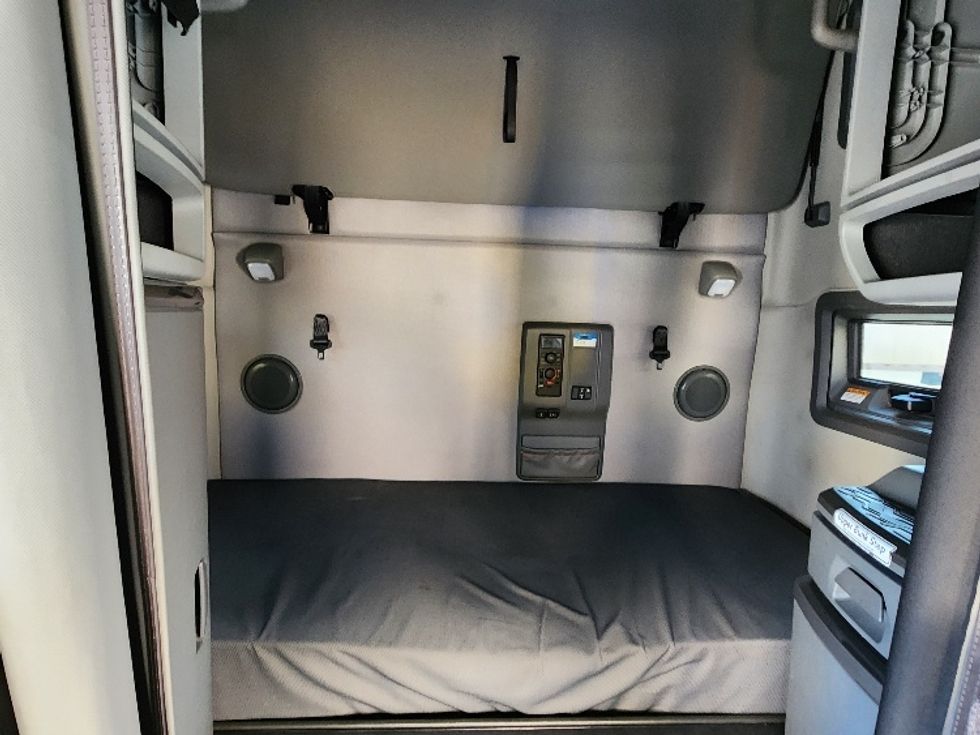 Sleeper Tractor-Heavy Duty Tractors-Volvo-2021-VNL64760-Kent-WA-594,718\n\t\tmiles-$ 55,750 - Image 16