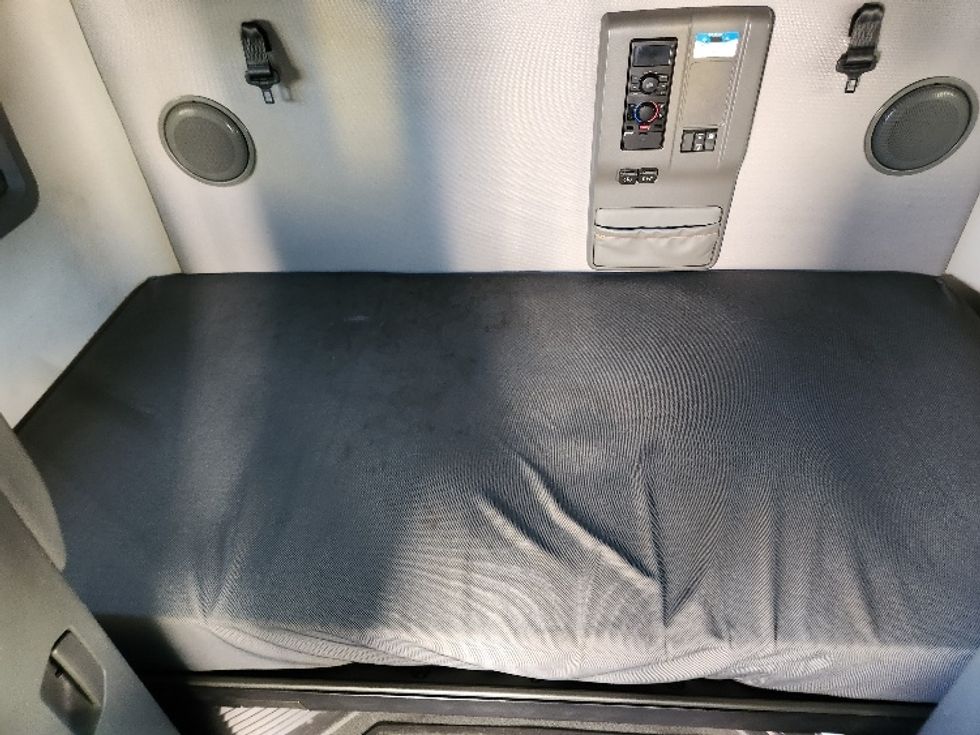 Sleeper Tractor-Heavy Duty Tractors-Volvo-2021-VNL64760-Kent-WA-594,718\n\t\tmiles-$ 55,750 - Image 17