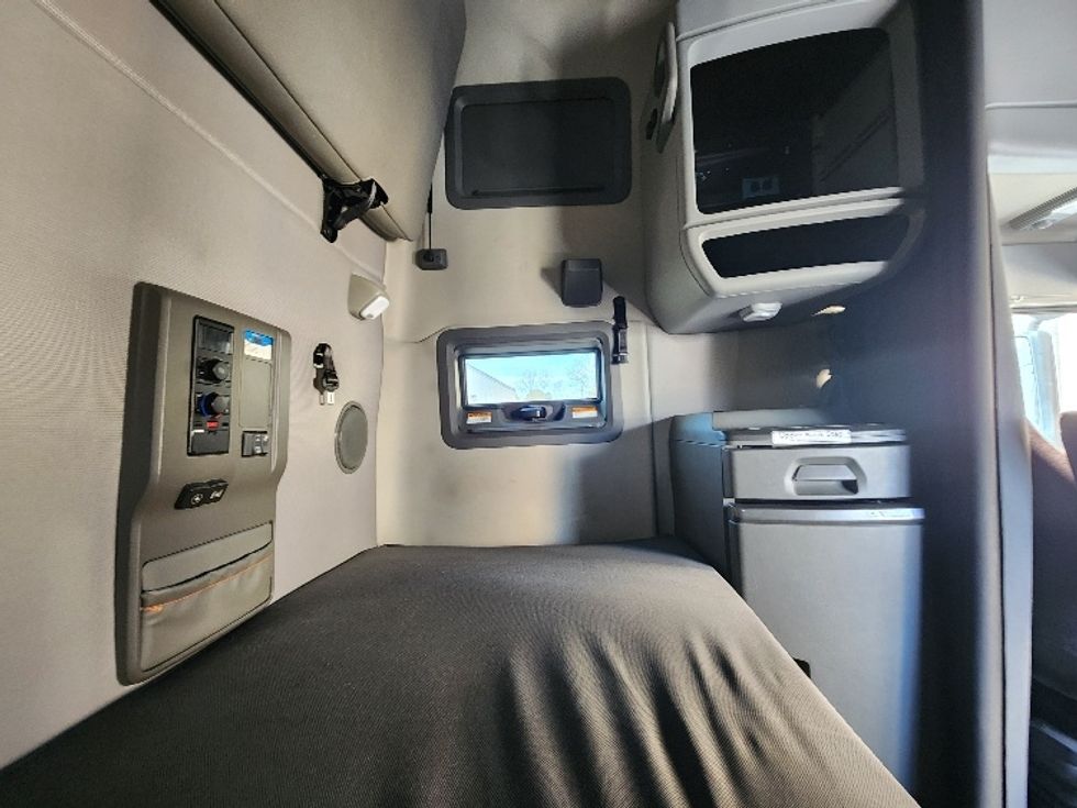 Sleeper Tractor-Heavy Duty Tractors-Volvo-2021-VNL64760-Kent-WA-594,718\n\t\tmiles-$ 55,750 - Image 18