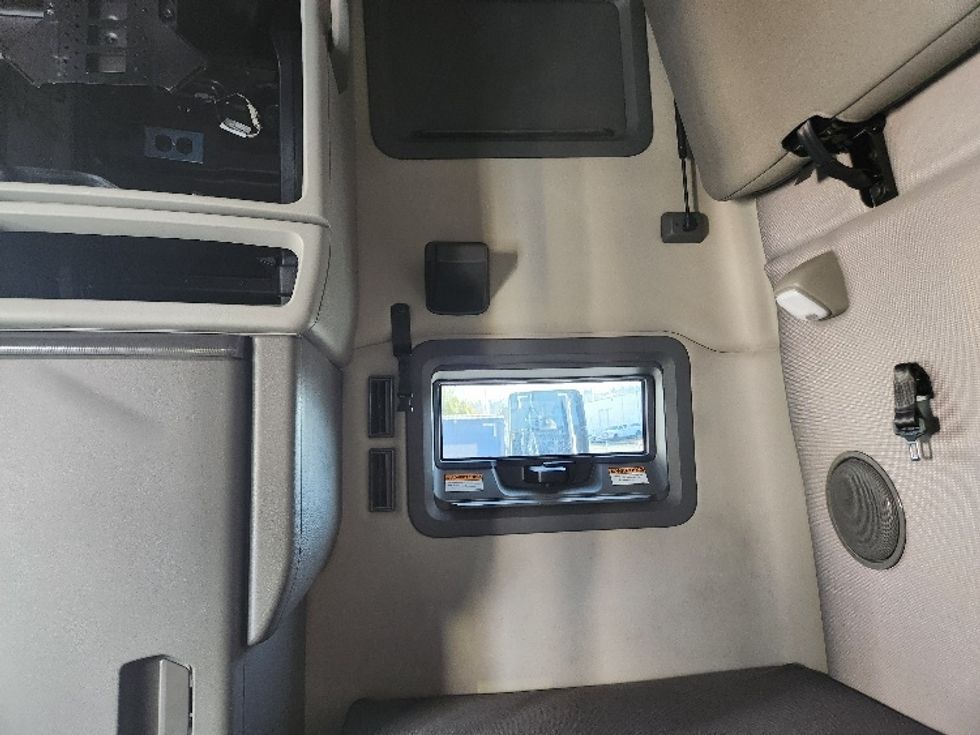 Sleeper Tractor-Heavy Duty Tractors-Volvo-2021-VNL64760-Kent-WA-594,718\n\t\tmiles-$ 55,750 - Image 19