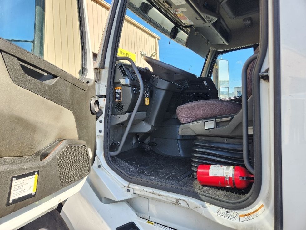 Sleeper Tractor-Heavy Duty Tractors-Volvo-2021-VNL64760-Kent-WA-594,718\n\t\tmiles-$ 55,750 - Image 9