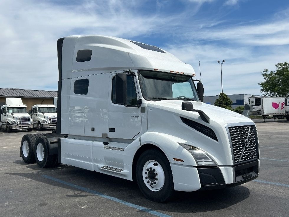Sleeper Tractor-Heavy Duty Tractors-Volvo-2021-VNL64760-La Porte-IN-486,652\n\t\tmiles-$ 69,000 - Image 1
