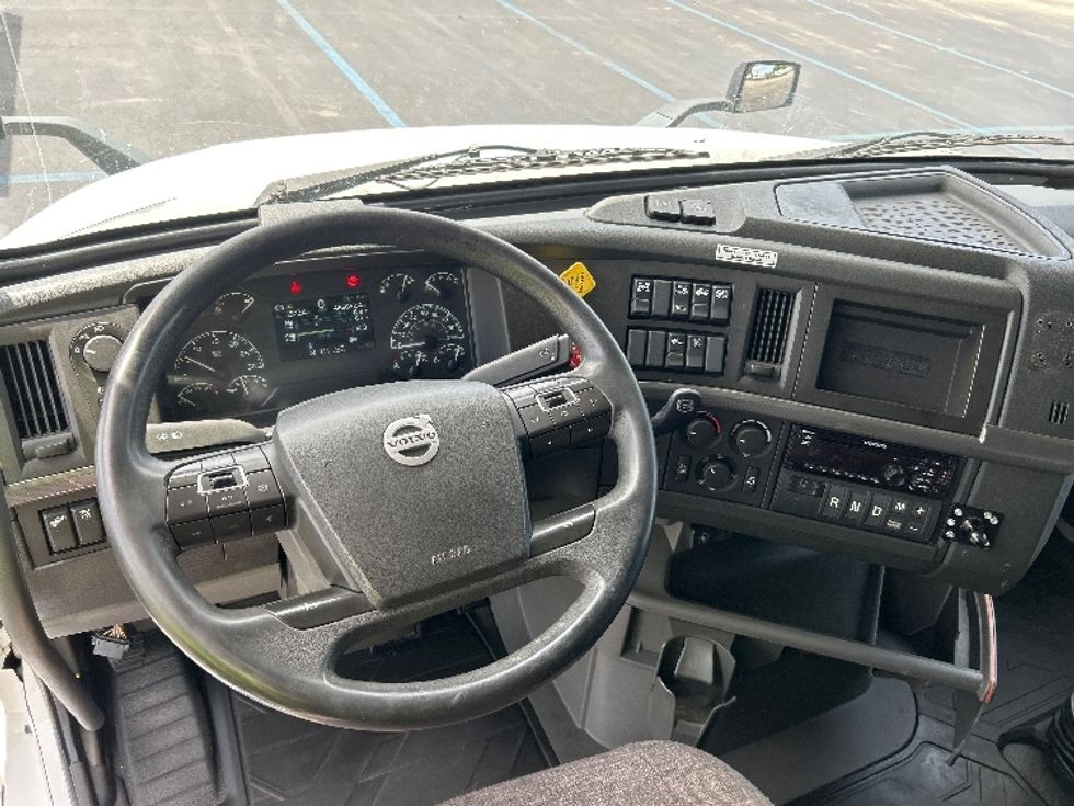 Sleeper Tractor-Heavy Duty Tractors-Volvo-2021-VNL64760-La Porte-IN-486,652\n\t\tmiles-$ 69,000 - Image 11