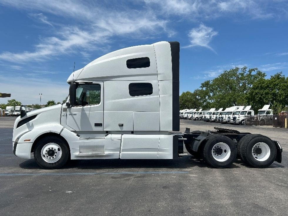 Sleeper Tractor-Heavy Duty Tractors-Volvo-2021-VNL64760-La Porte-IN-486,652\n\t\tmiles-$ 69,000 - Image 4