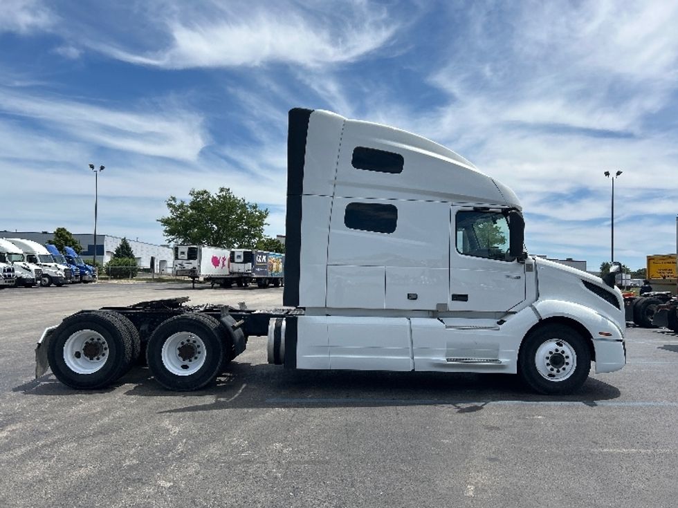 Sleeper Tractor-Heavy Duty Tractors-Volvo-2021-VNL64760-La Porte-IN-486,652\n\t\tmiles-$ 69,000 - Image 8