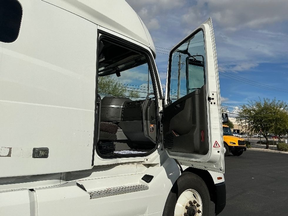 Sleeper Tractor-Heavy Duty Tractors-Volvo-2021-VNL64760-Las Vegas-NV-586,980\n\t\tmiles-$ 65,500 - Image 13