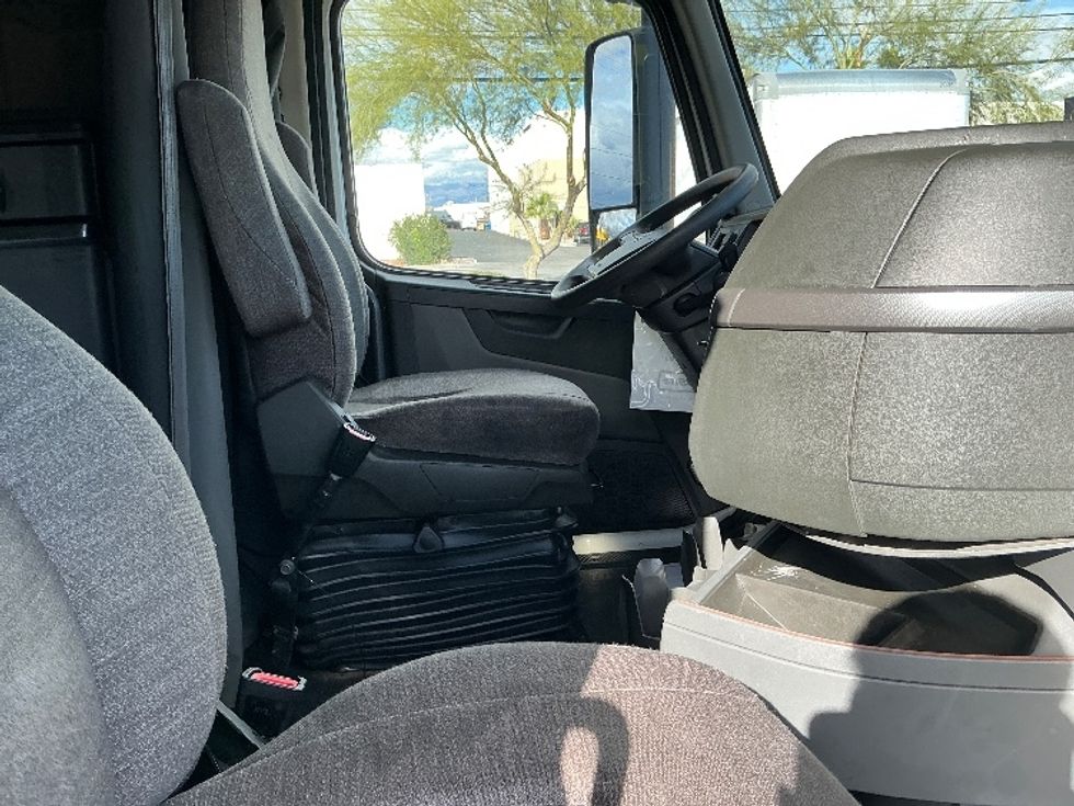 Sleeper Tractor-Heavy Duty Tractors-Volvo-2021-VNL64760-Las Vegas-NV-586,980\n\t\tmiles-$ 65,500 - Image 15