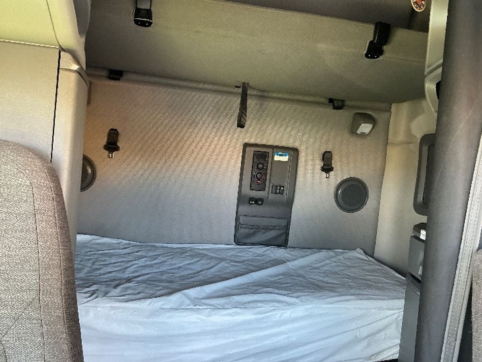 Sleeper Tractor-Heavy Duty Tractors-Volvo-2021-VNL64760-Las Vegas-NV-586,980\n\t\tmiles-$ 65,500 - Image 16