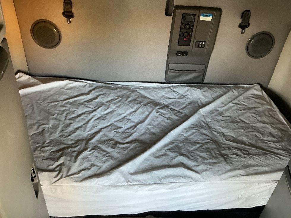 Sleeper Tractor-Heavy Duty Tractors-Volvo-2021-VNL64760-Las Vegas-NV-586,980\n\t\tmiles-$ 65,500 - Image 17