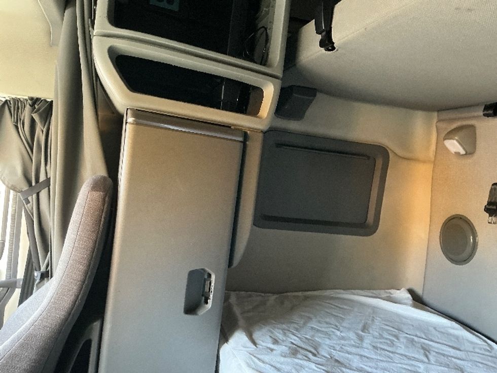 Sleeper Tractor-Heavy Duty Tractors-Volvo-2021-VNL64760-Las Vegas-NV-586,980\n\t\tmiles-$ 65,500 - Image 19