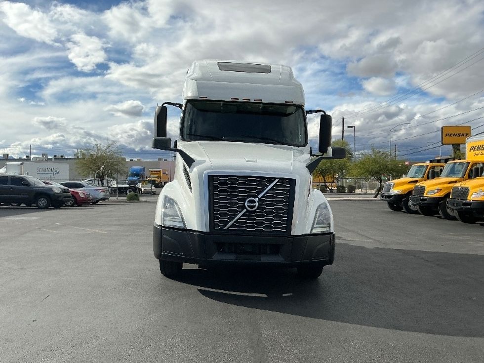 2021 Volvo Truck VNL photo 2
