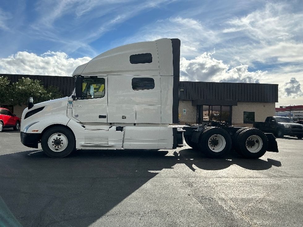 2021 Volvo Truck VNL photo 4