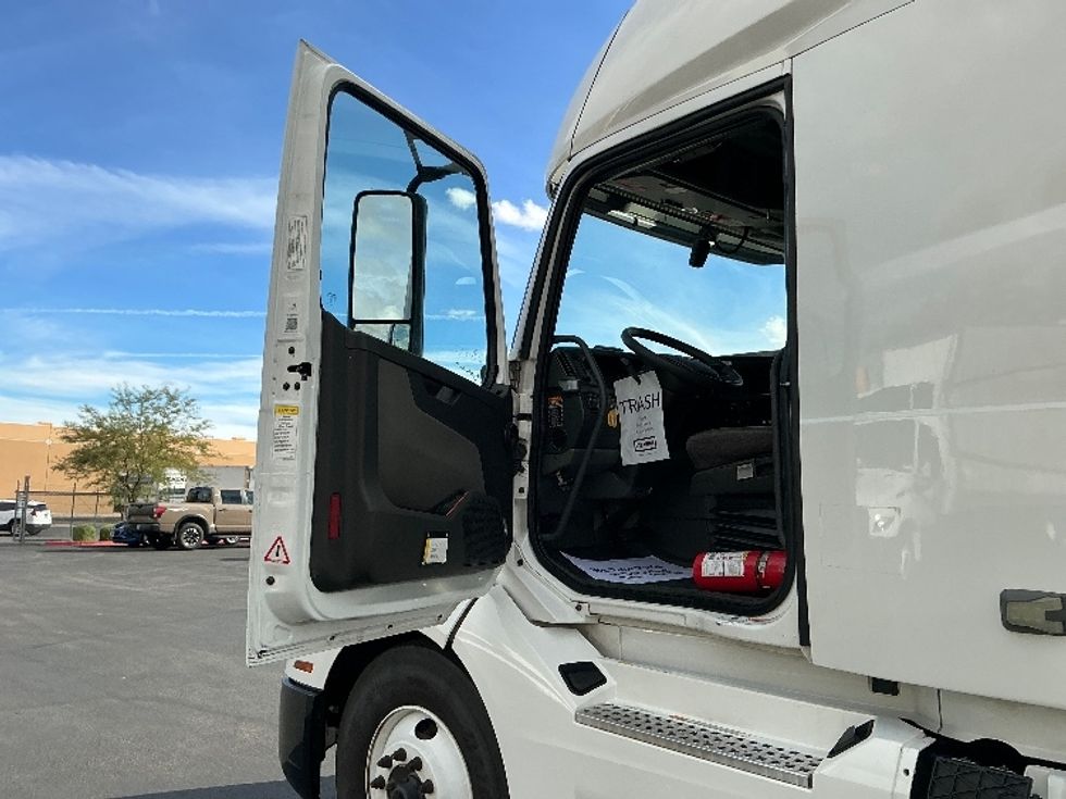 Sleeper Tractor-Heavy Duty Tractors-Volvo-2021-VNL64760-Las Vegas-NV-586,980\n\t\tmiles-$ 65,500 - Image 9