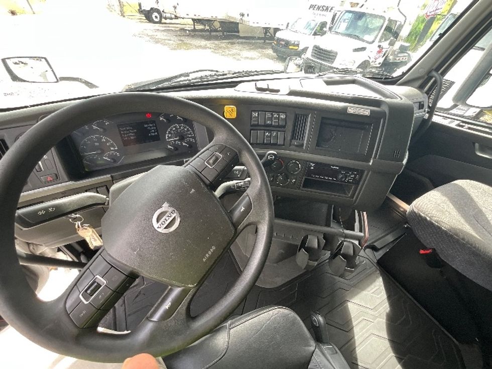 Sleeper Tractor-Heavy Duty Tractors-Volvo-2021-VNL64760-Mebane-NC-429,227\n\t\tmiles-$ 74,500 - Image 10