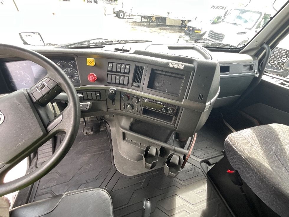 Sleeper Tractor-Heavy Duty Tractors-Volvo-2021-VNL64760-Mebane-NC-429,227\n\t\tmiles-$ 74,500 - Image 11