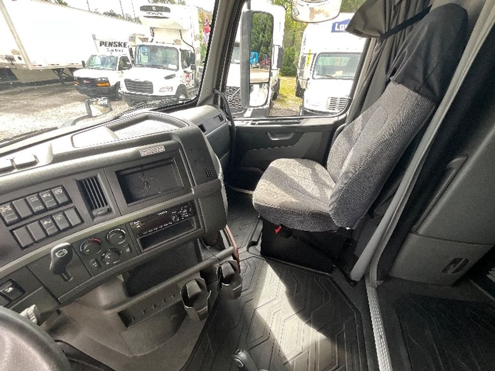 Sleeper Tractor-Heavy Duty Tractors-Volvo-2021-VNL64760-Mebane-NC-429,227\n\t\tmiles-$ 74,500 - Image 12