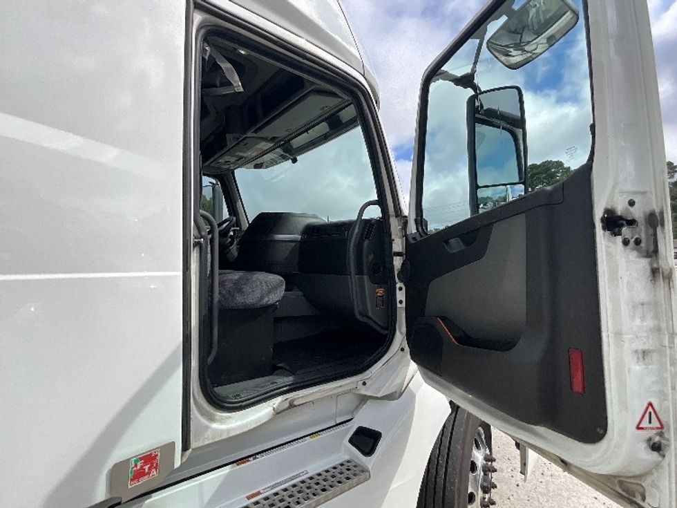 Sleeper Tractor-Heavy Duty Tractors-Volvo-2021-VNL64760-Mebane-NC-429,227\n\t\tmiles-$ 74,500 - Image 13