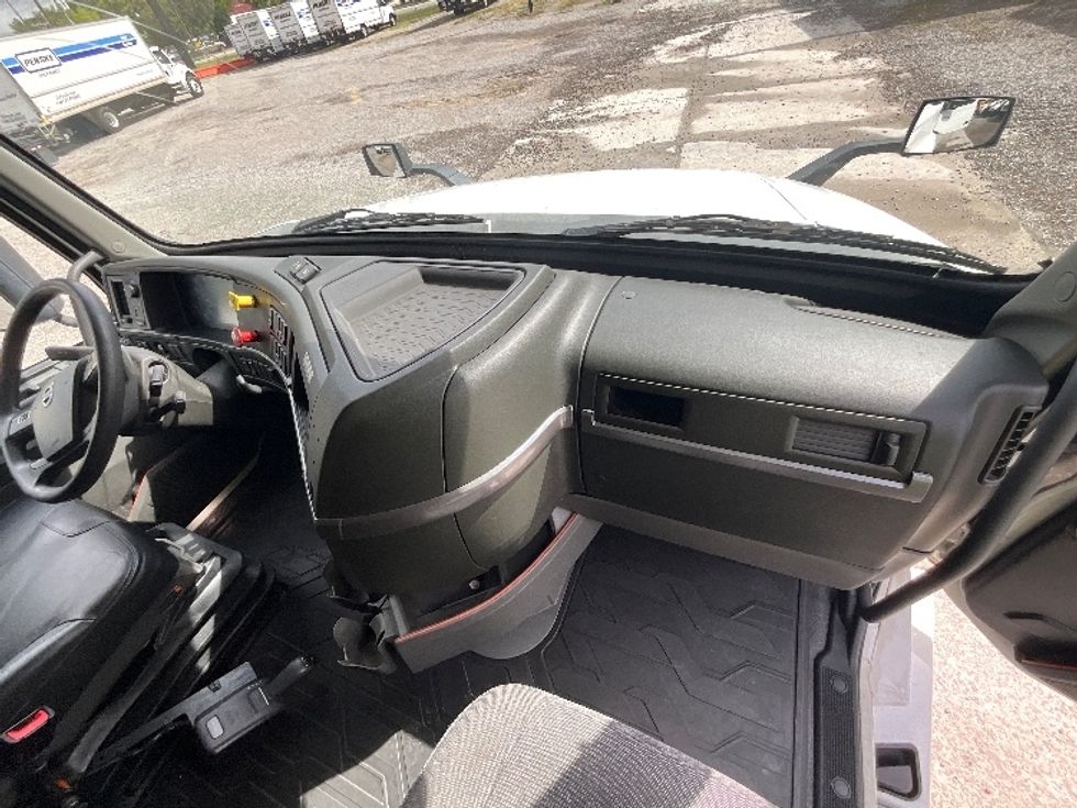 Sleeper Tractor-Heavy Duty Tractors-Volvo-2021-VNL64760-Mebane-NC-429,227\n\t\tmiles-$ 74,500 - Image 14