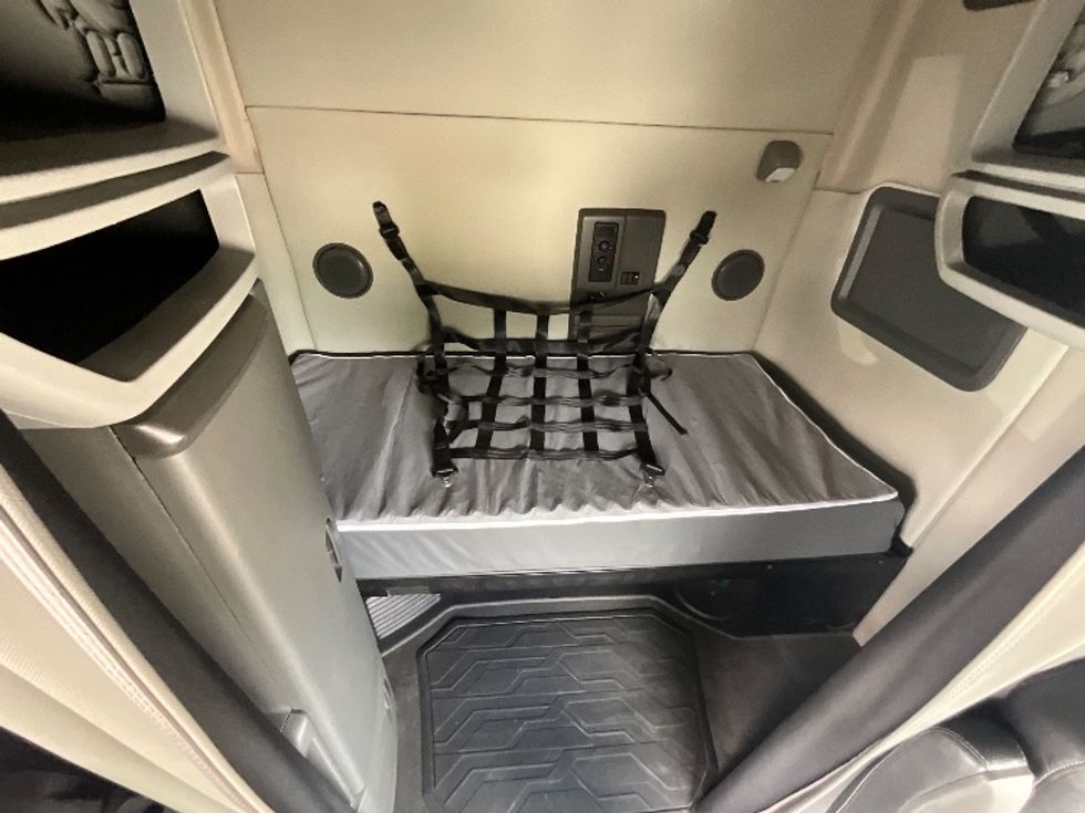 Sleeper Tractor-Heavy Duty Tractors-Volvo-2021-VNL64760-Mebane-NC-429,227\n\t\tmiles-$ 74,500 - Image 16