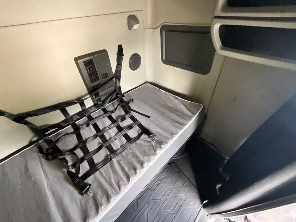 Sleeper Tractor-Heavy Duty Tractors-Volvo-2021-VNL64760-Mebane-NC-429,227\n\t\tmiles-$ 74,500 - Image 17