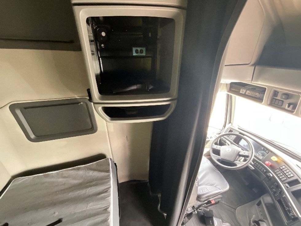 Sleeper Tractor-Heavy Duty Tractors-Volvo-2021-VNL64760-Mebane-NC-429,227\n\t\tmiles-$ 74,500 - Image 18