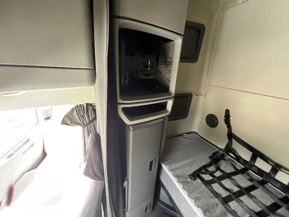 Sleeper Tractor-Heavy Duty Tractors-Volvo-2021-VNL64760-Mebane-NC-429,227\n\t\tmiles-$ 74,500 - Image 19