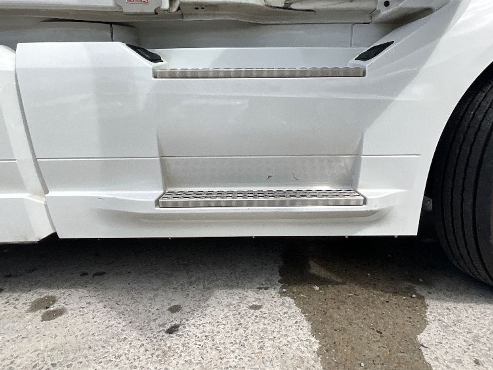 Sleeper Tractor-Heavy Duty Tractors-Volvo-2021-VNL64760-Mebane-NC-429,227\n\t\tmiles-$ 74,500 - Image 25