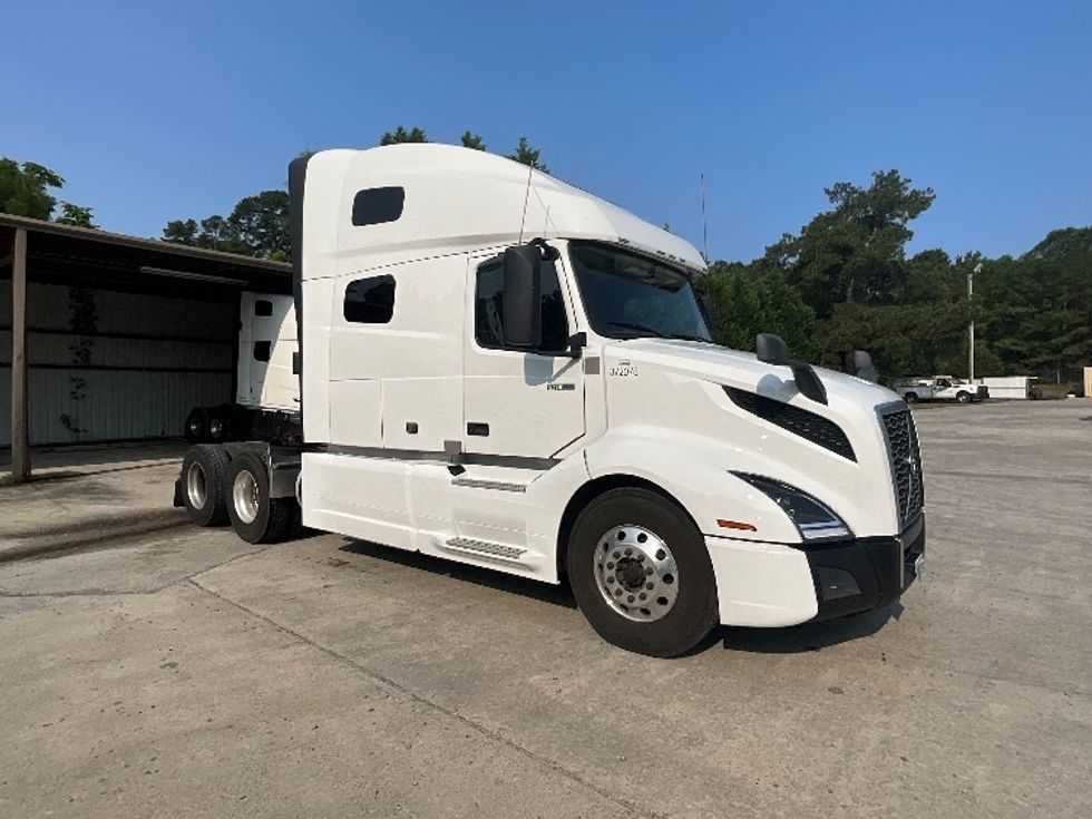Sleeper Tractor-Heavy Duty Tractors-Volvo-2021-VNL64760-Mebane-NC-506,442\n\t\tmiles-$ 61,250 - Image 1