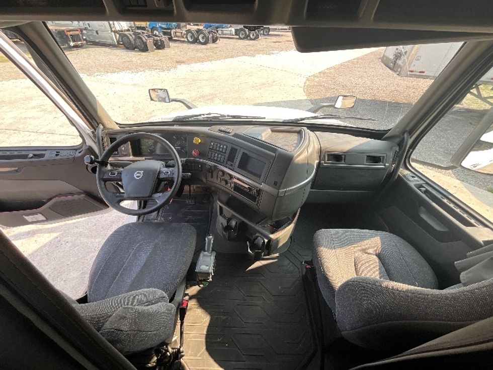 Sleeper Tractor-Heavy Duty Tractors-Volvo-2021-VNL64760-Mebane-NC-506,442\n\t\tmiles-$ 61,250 - Image 12